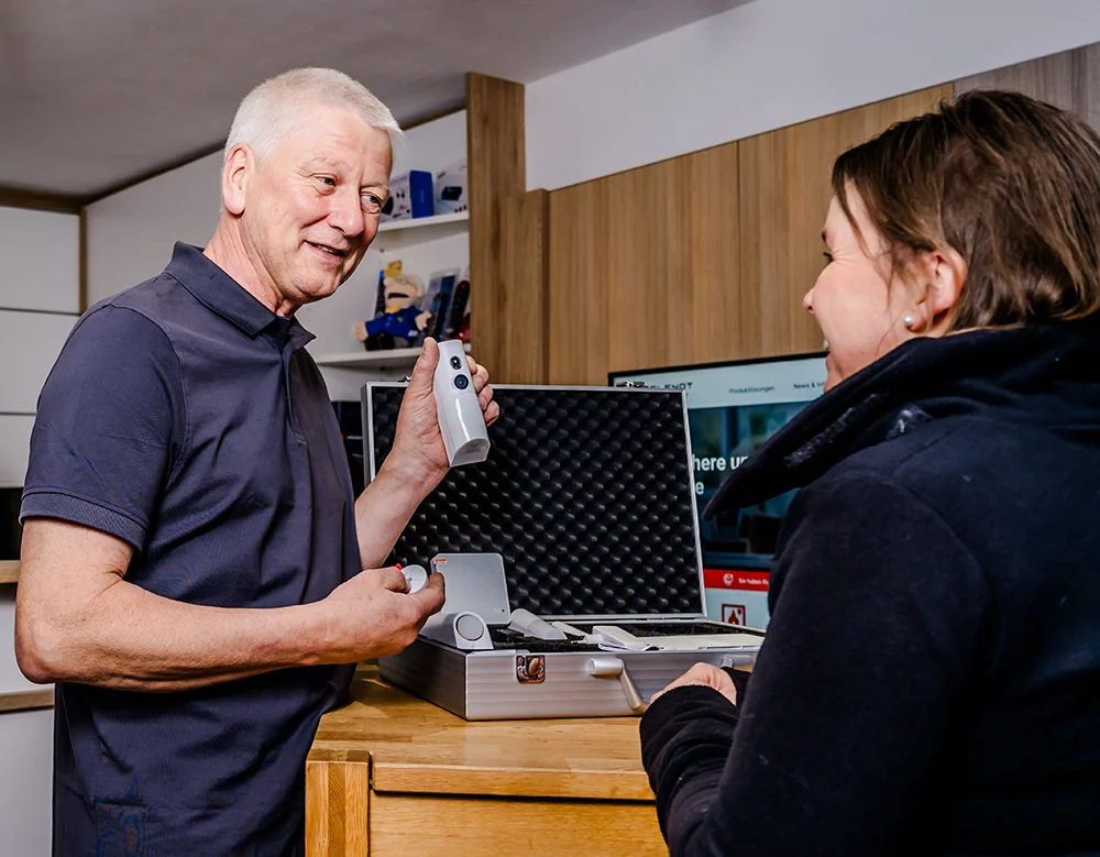 Bild zeigt Geschäftsführer Berndt bei der Beratung einer Kundin zu Alarmanlagen in Mechernich für professionellen Schutz.
