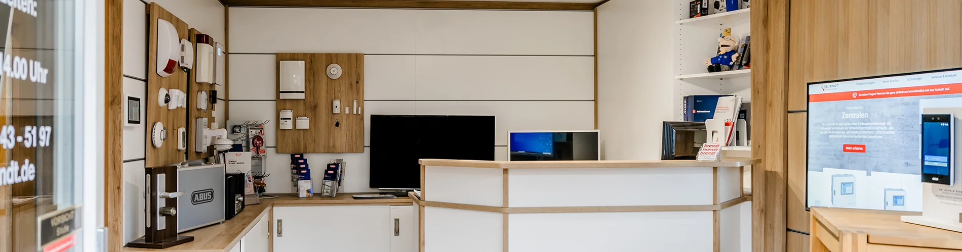 Innenaufnahme des Showrooms von Sicherheitstechnik Brendt in Mechernich mit Alarmanlagen, Überwachungssystemen und moderner Sicherheitstechnik.