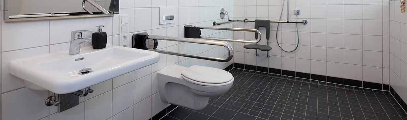 Modernes barrierefreies Badezimmer in Euskirchen mit seniorengerechter Ausstattung, rutschfesten Bodenbelägen und praktischen Badlösungen
