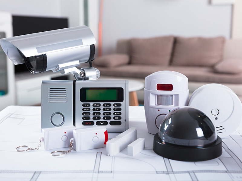 Nahaufnahme moderner Sicherheits- und Elektrokomponenten für eine professionelle Elektroinstallation in Mechernich mit hoher Betriebssicherheit.