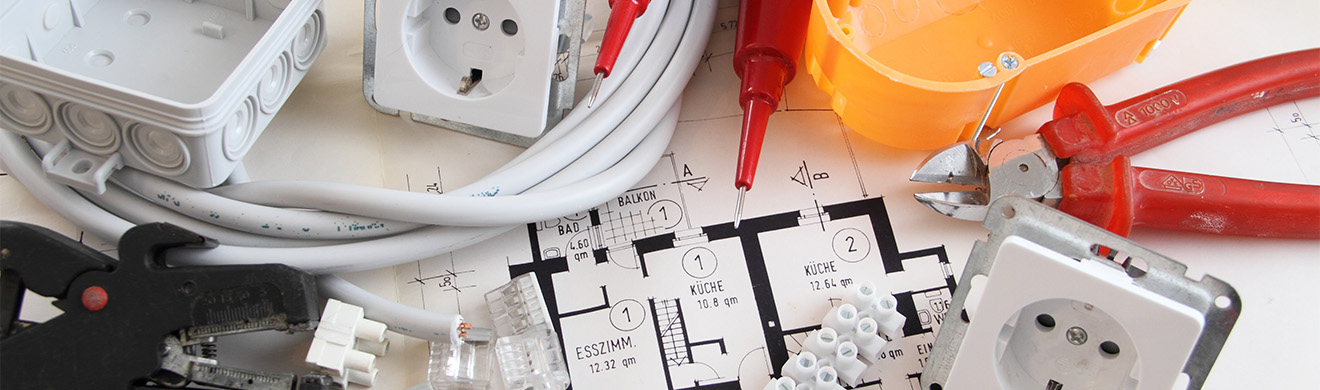 Elektriker installiert Leitungen und elektrische Komponenten bei Installationsarbeiten für moderne Gebäudetechnik und sichere Stromversorgung in Mechernich.