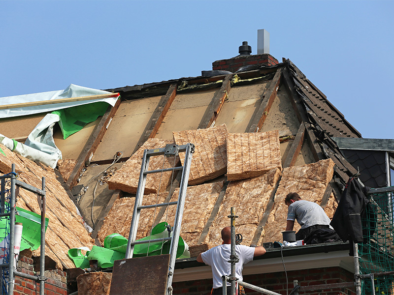 Dachdämmung an einem Altbau während der energetischen Sanierung zur Verbesserung von Energieeffizienz und Wärmeschutz.