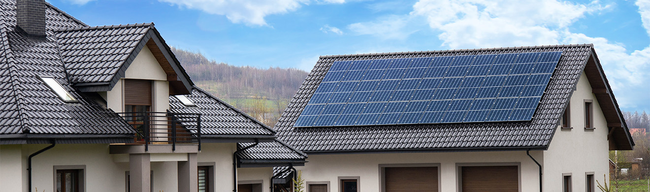 Photovoltaikanlage auf Haus- und Garagendach erzeugt nachhaltigen Solarstrom für energieeffizientes Wohnen mit erneuerbaren Energien in Schleiden.