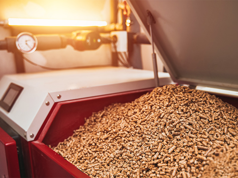 Pelletheizung im Heizungsraum mit Holzpellets als nachhaltige Energiequelle für effizientes und umweltfreundliches Heizen in Schleiden.