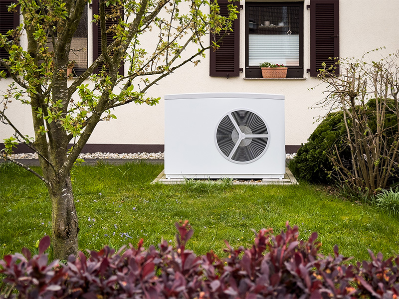 Moderne Wärmepumpe im Vorgarten eines Einfamilienhauses unterstützt energieeffizientes und nachhaltiges Heizen in Schleiden.