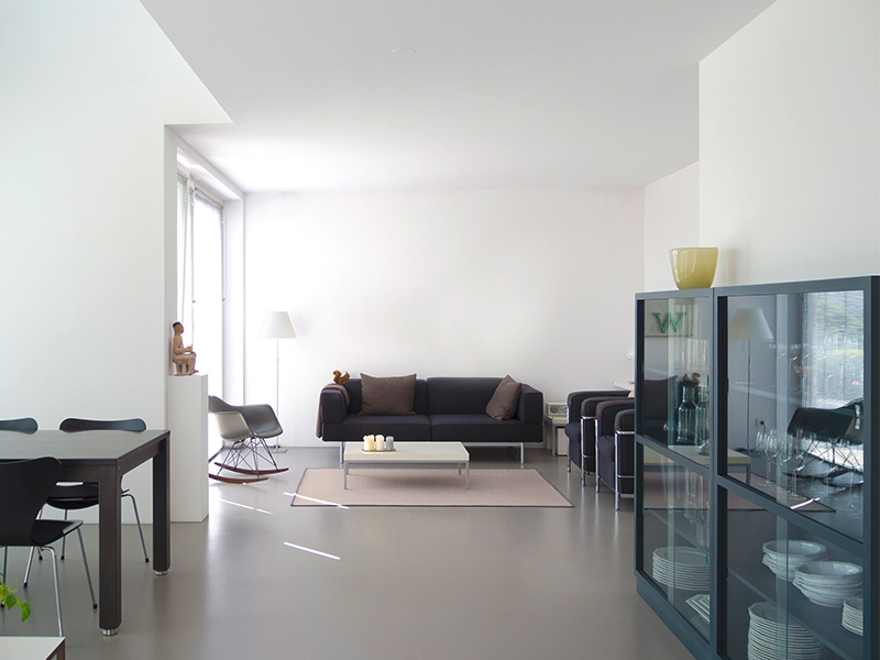 Modernes Wohnzimmer mit heller Einrichtung und hochwertigem Bodenaufbau auf fachgerecht ausgeführtem Estrich in Euskirchen.