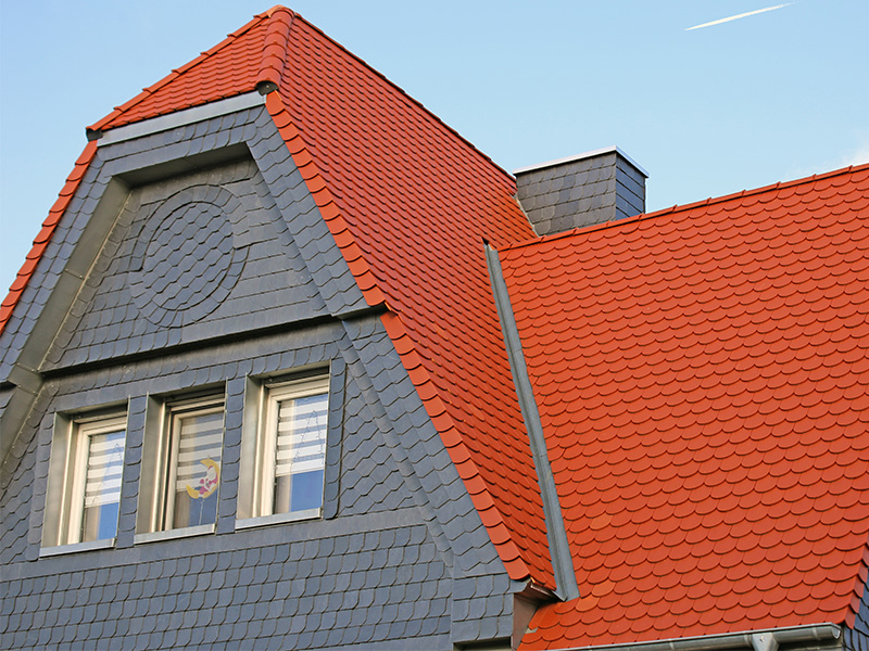 Hausfassade mit Schieferplatten zeigt moderne und langlebige Fassadengestaltung aus Naturstein mit klarer Struktur und hochwertiger Optik