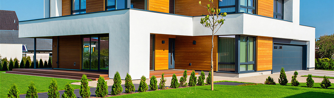 Modernes Wohnhaus mit weißer Fassade und Holzdetails zeigt hochwertige Fassadenverkleidung in Blankenheim mit klarer Architektur und Energieeffizienz