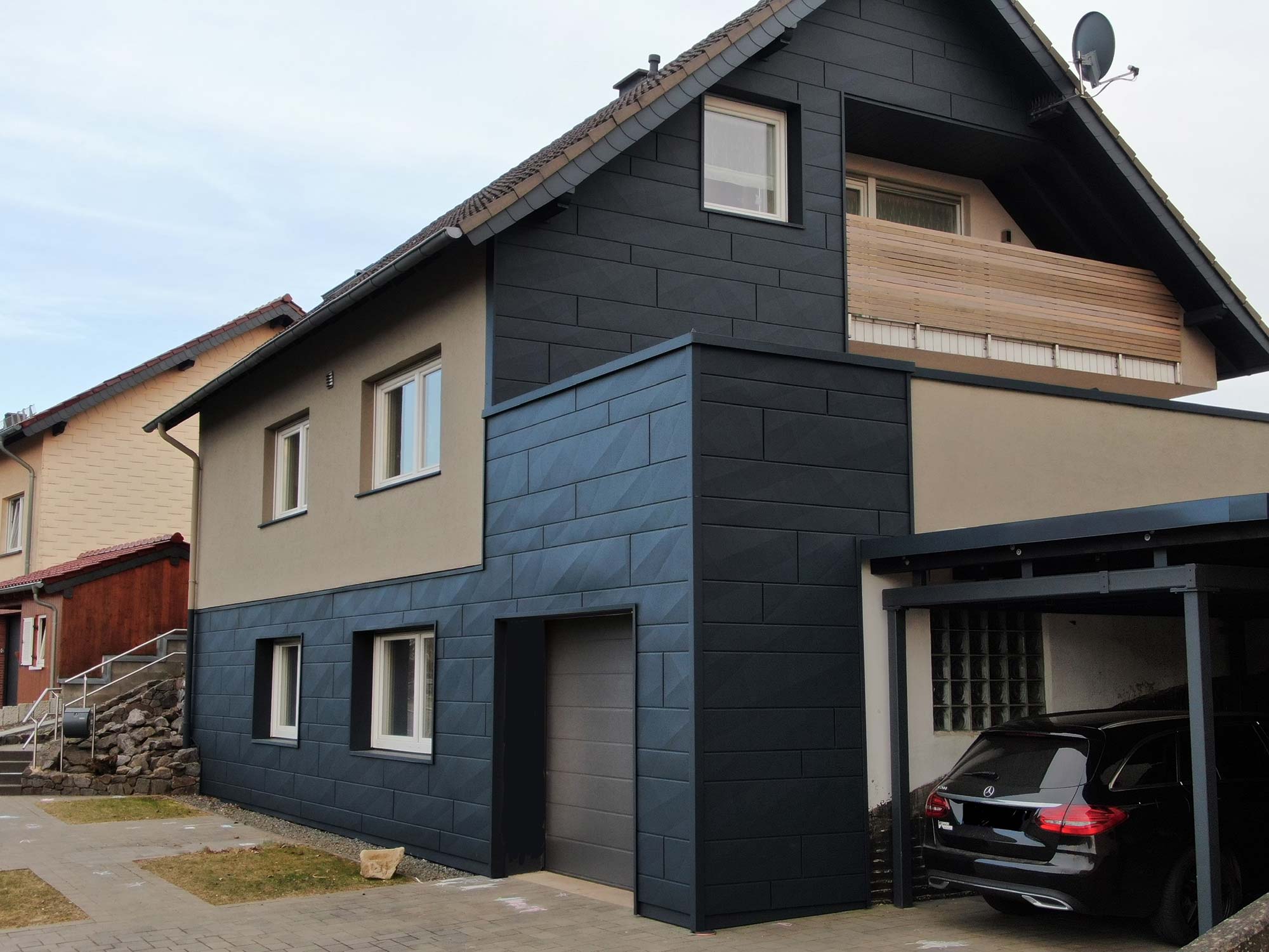 Moderne Fassadenverkleidung mit Metall- und Holzoptik am Gebäude zeigt hochwertige Arbeit der Firma Stoll Dachbau in Nettersheim