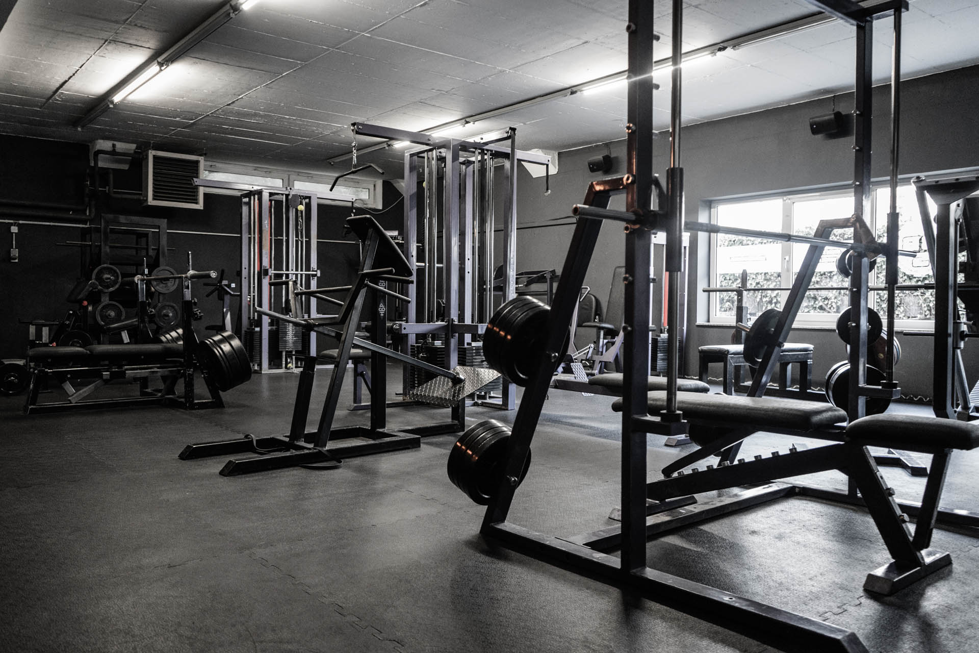 Moderner Trainingsbereich im BB5 Fitnessstudio Euskirchen mit Kraftgeräten, Boxbereich und funktionalen Trainingsflächen