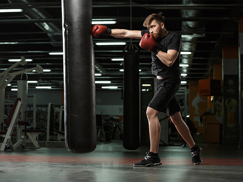 Konzentrierter Boxer trainiert Schlagtechnik und Ausdauer beim intensiven Boxen in Euskirchen im modernen Fitnessstudio