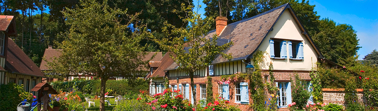 Gepflegtes Fachwerkhaus mit blühendem Garten und grüner Umgebung als attraktive Wohnimmobilie im Kreis Euskirchen.