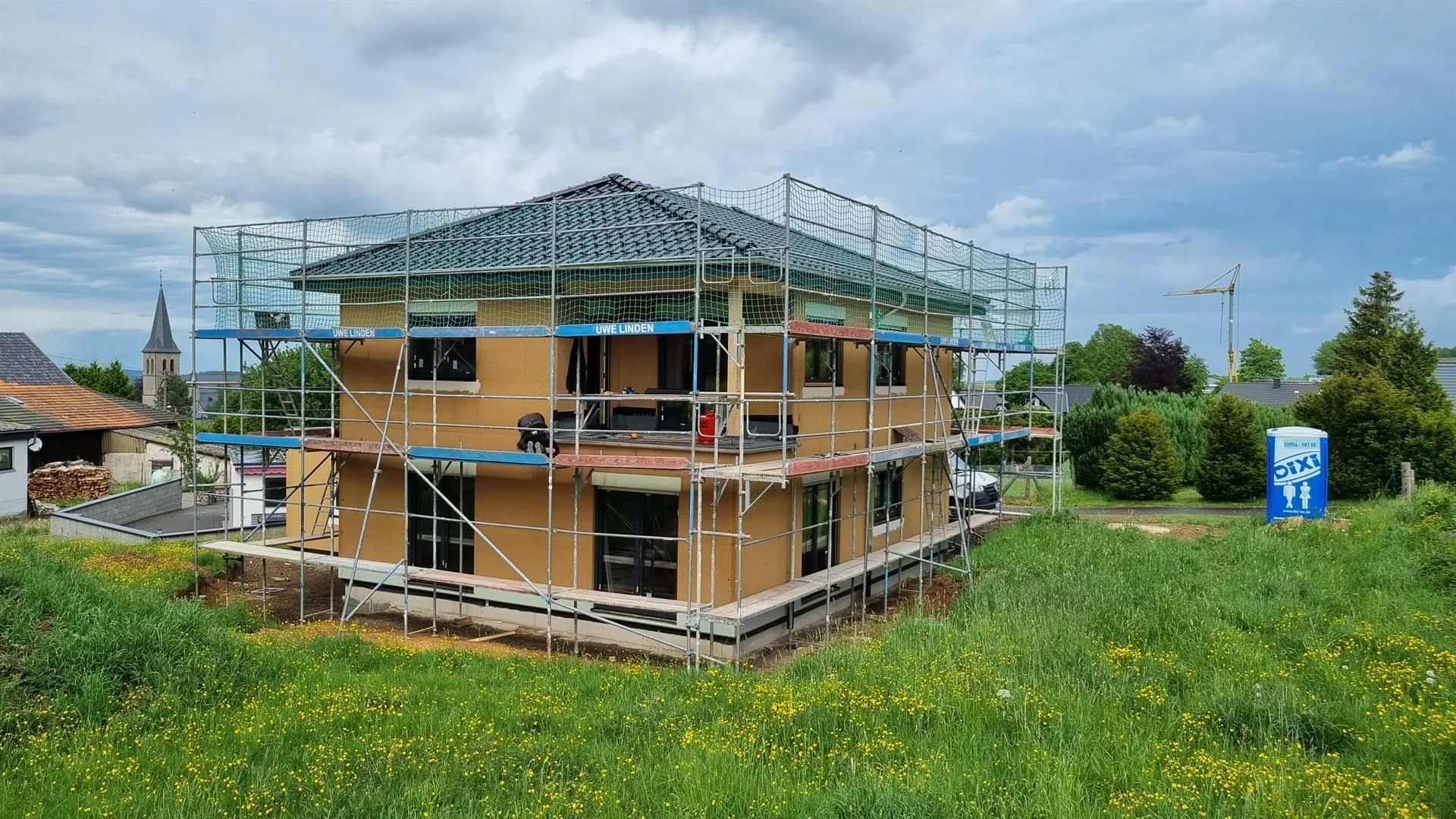 Holzrahmenbau mit sichtbarer tragender Holzkonstruktion im Innenbereich eines Gebäudes während der Bauphase