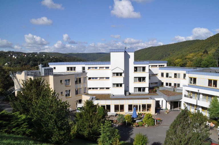 Außenansicht des Pflegeheims Stiftung EvA in Gemünd mit Gebäudefront und Eingangsbereich der Einrichtung