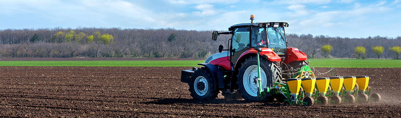 Moderne Landmaschine bei der Aussaat auf einem großen Feld nahe Blankenheim mit Traktor und Sätechnik in der Landwirtschaft.