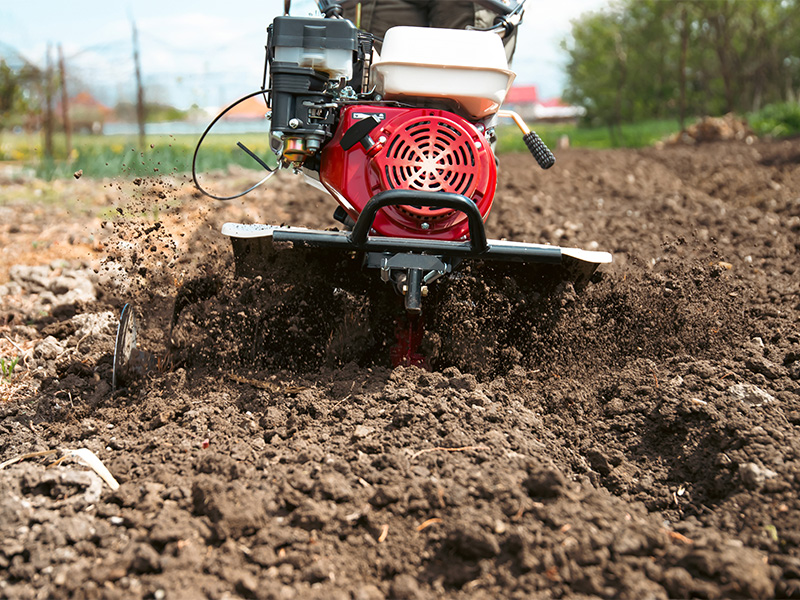 Landwirt nutzt moderne Bodenfräse auf einem Acker bei der Feldbearbeitung mit Landtechnik in Blankenheim.