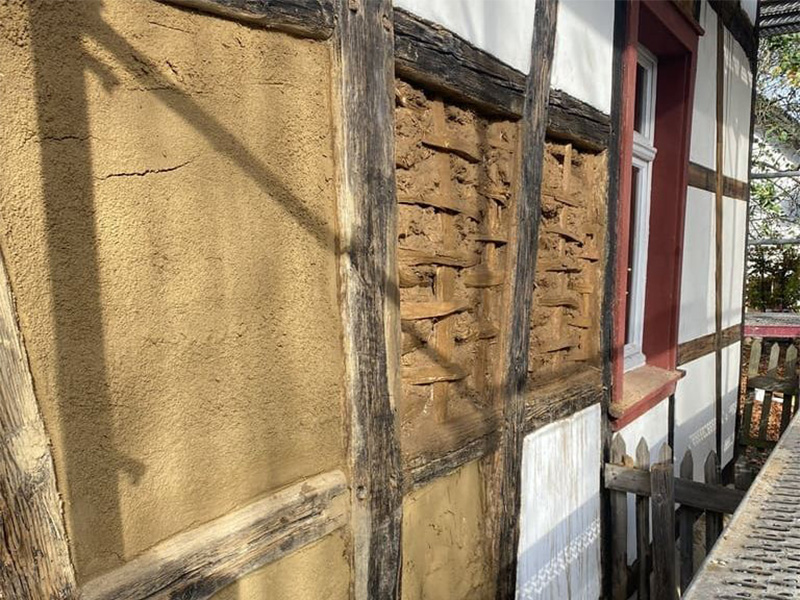 Außenwand eines Fachwerkhauses mit Kalk-, Marmor- und Lehmputz von Malermeister Elsen in Schleiden mit natürlicher Fassadenstruktur.