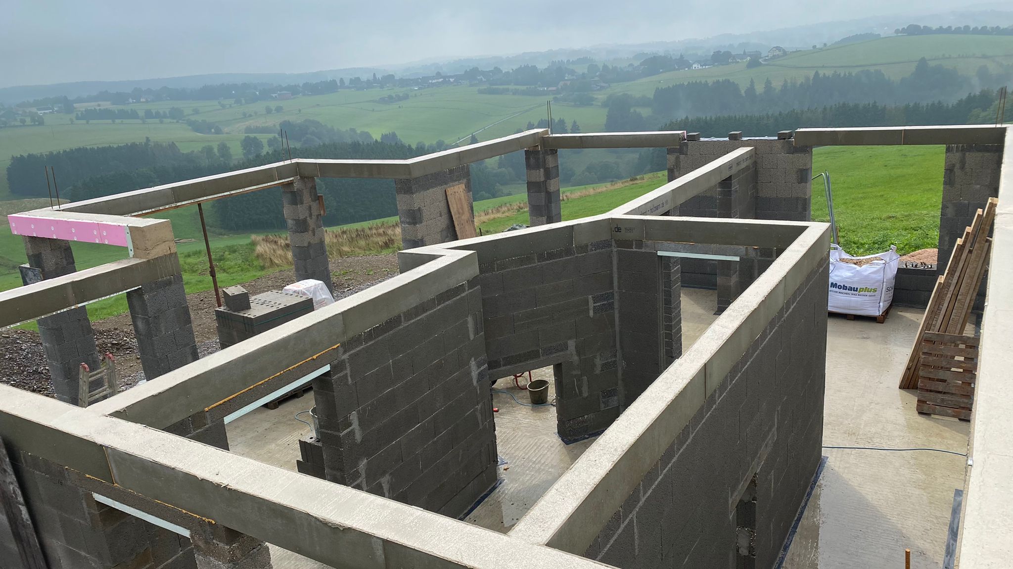 Rohbau eines Gebäudes in Mechernich ohne Decke mit sichtbarem Mauerwerk und präzise ausgeführten Maurerarbeiten auf der Baustelle.