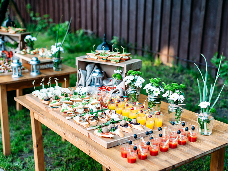 Rustikal dekoriertes Buffet mit Snacks, Sandwiches und Getränken bei Outdoor-Feier mit Catering für Hochzeit im Kreis Euskirchen.