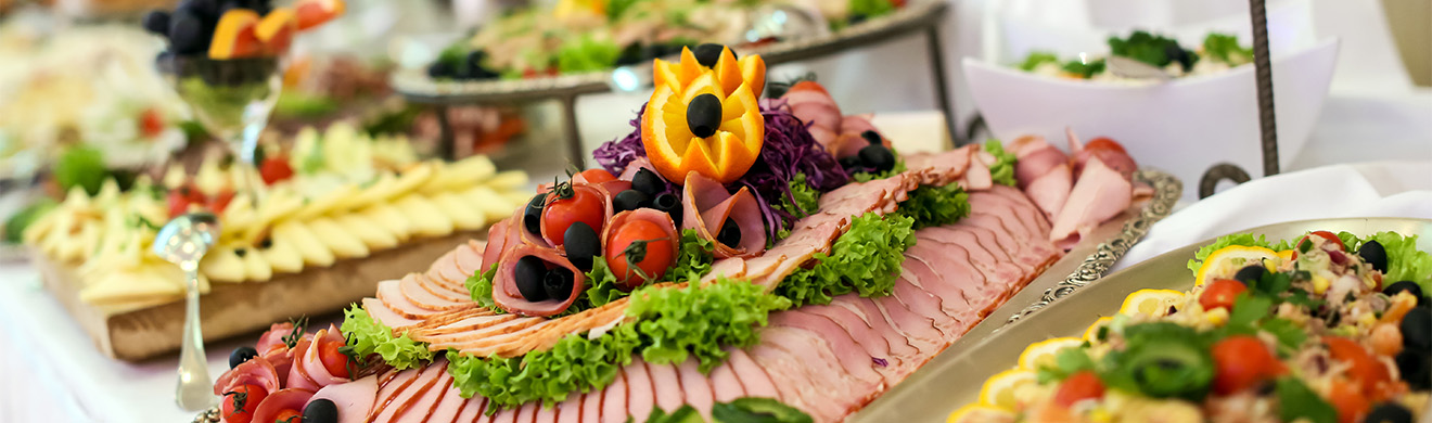 Buffet mit vielfältigen Speisen und Fingerfood auf gedecktem Tisch bei Veranstaltung mit professionellem Partyservice in Weilerswist.