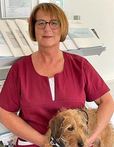 Portrait von Brigitte Trenzen, Inhaberin des Pflegedienstes in Bad Münstereifel, mit Bürohund für persönliche Betreuung.
