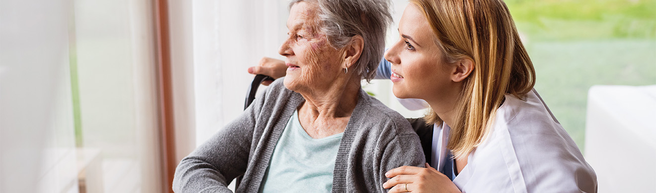 Mobiler Pflegedienst besucht Seniorin zu Hause, spricht über Betreuung und individuelle Pflege in Bad Münstereifel.