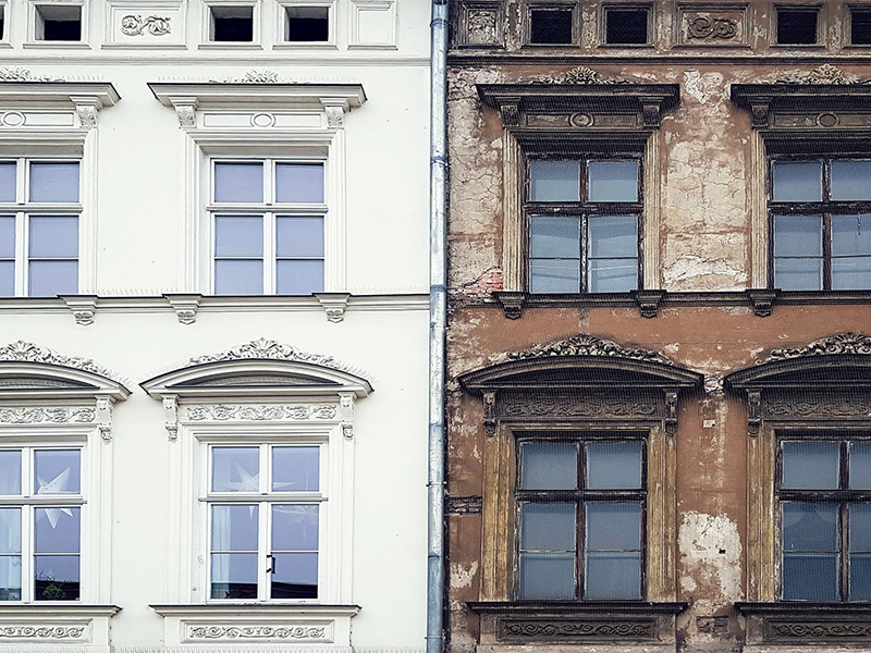 Altbau während der Sanierungsarbeiten in Hellenthal mit freigelegter Fassade, Baugerüst und laufenden Modernisierungsmaßnahmen am Gebäude. 
