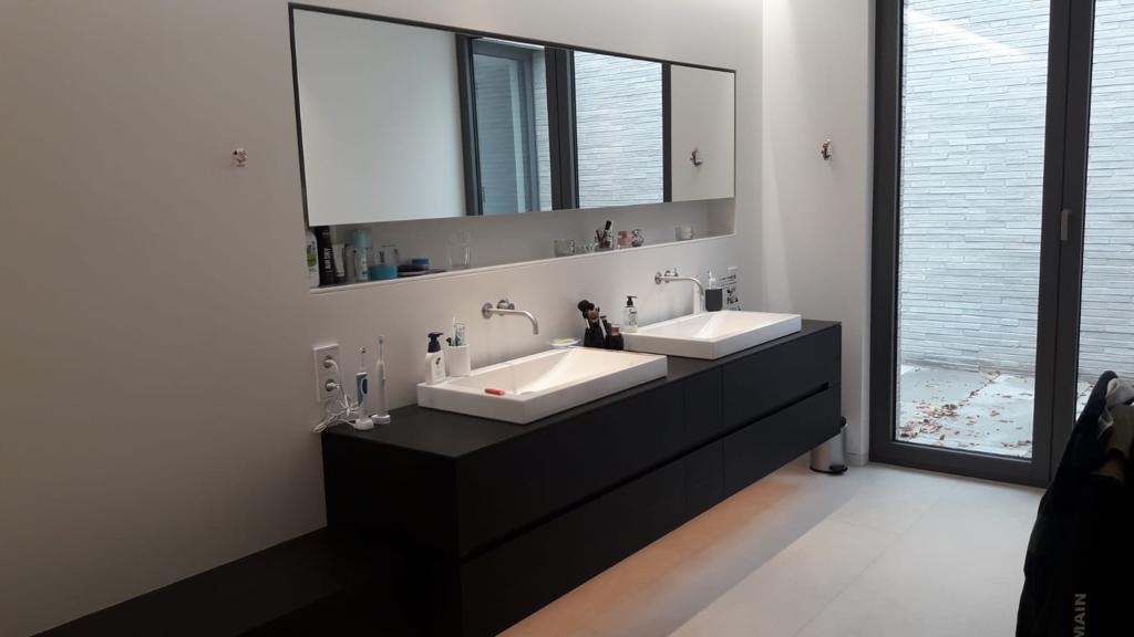 Maßgefertigte Badezimmermöbel von der Schreinerei Jörg Illerich in Blankenheim – individuell geplant und präzise montiert.