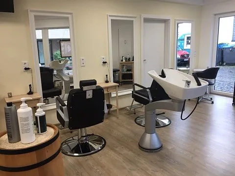 Heller und modern eingerichteter Innenbereich des Salon Sabrina in Blankenheim mit stilvollen Friseurplätzen und angenehmer Wohlfühlatmosphäre.