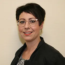 Portrait von Sabrina Thelen, Inhaberin des Salon Sabrina in Blankenheim, mit freundlichem Lächeln und professioneller Ausstrahlung.