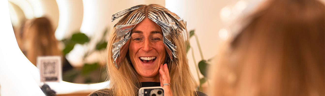 Friseurin setzt präzise Strähnen mit Folientechnik bei einer Kundin für natürliche Highlights und einen harmonischen Farbverlauf in Blankenheim.