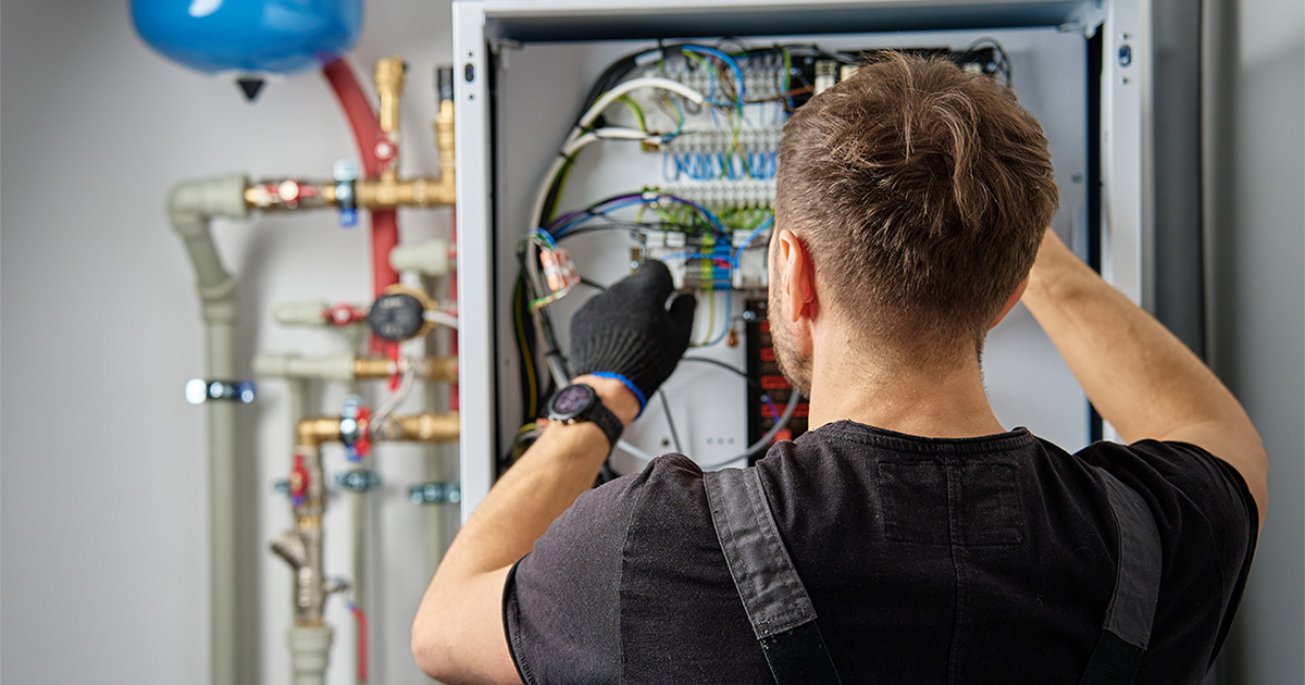 Außeneinheit einer Wärmepumpe in Mechernicht neben Hauswand, moderne Heiztechnik zur energieeffizienten Gebäudeversorgung im Wohnbereich installiert